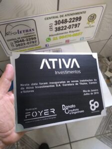 Placa de inauguração alto relevo